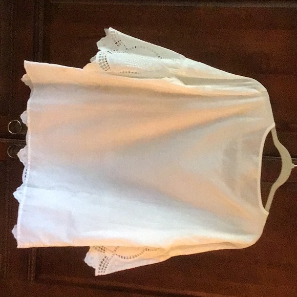 NWOT white 100% cotton top with beautiful cut work design. Size 10 - Picture 4 of 6
